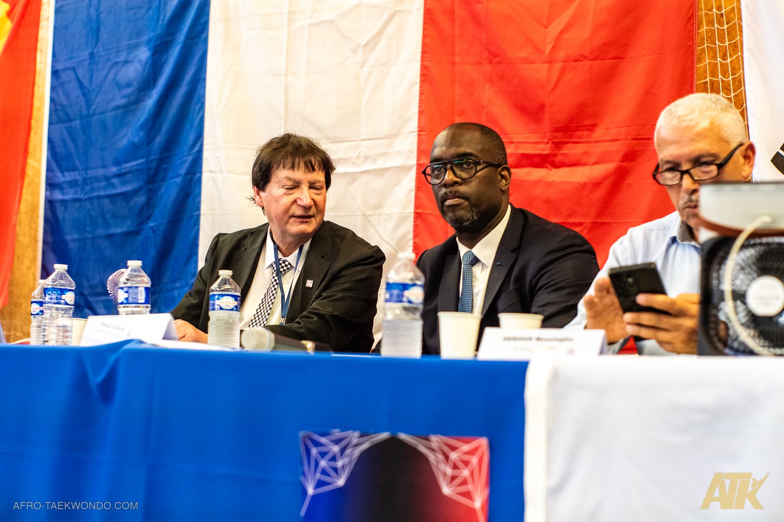 À la table officielle, Pascal Gentil (au centre), double médaillé de bronze olympique (Sydney 2000, Athènes 2004).