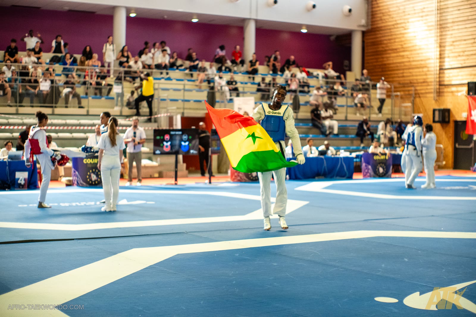 Le drapeau du Sénégal déployé sur l’aire de combat.
