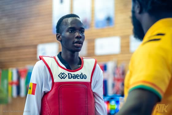Dossard sénégalais entre deux combats.