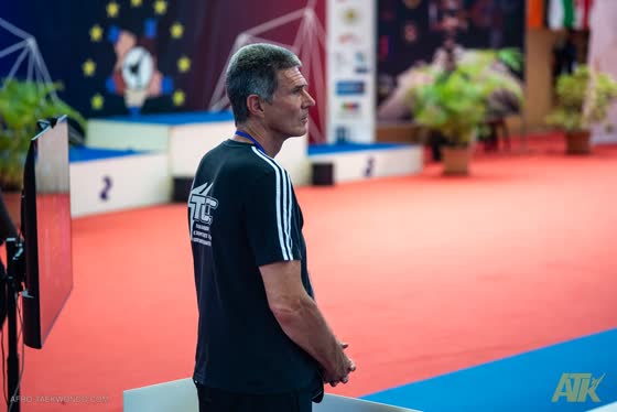 Au bord du tapis, le maillot du Taekwondo Competence Center de Friedrichshafen — le club allemand où s’aiguisent plusieurs internationaux africains.