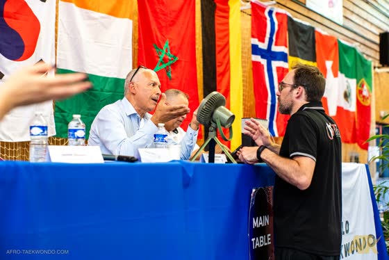 La table principale, au pied des drapeaux.